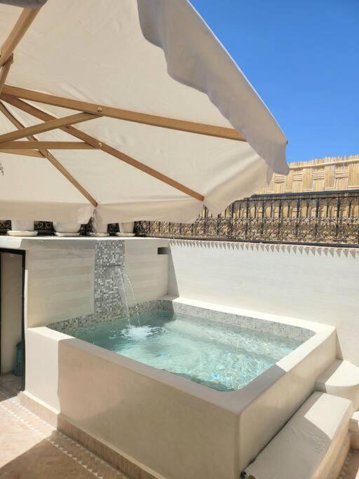 Riad Isahiac Avec Piscine En Exclusivite Marrakesh Exterior foto